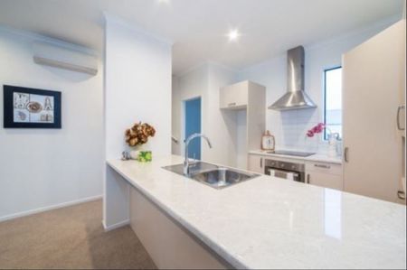 Charming 3BR Townhouse in Hobsonville - Photo 3