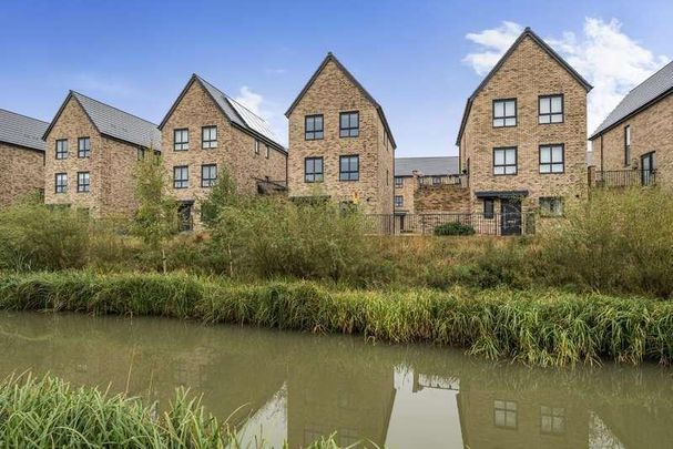 Chaddington Strand, Swindon, SN1 - Photo 1