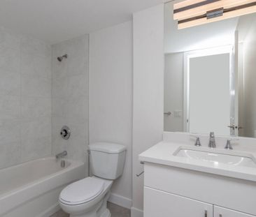 305-2016 Fullerton Avenue, North Vancouver - Photo 2