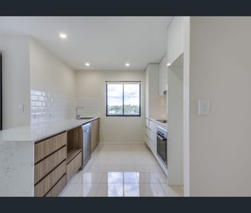 EXECUTIVE APARTMENT OVERLOOKING PARKLANDS WITH VIEWS TO CBD AND ROO... - Photo 4