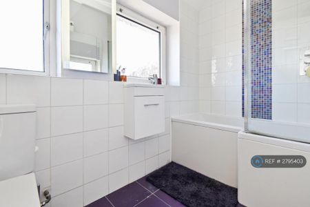 4 bedroom semi-detached house to rent - Photo 5