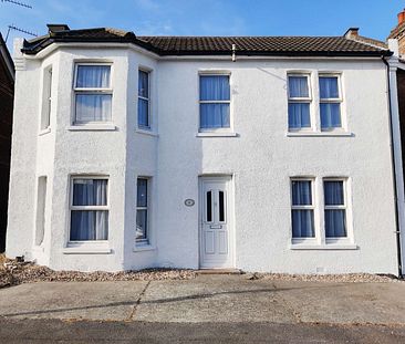 Newly Refurbished! Modern Rooms...🌟 Room 1 - Photo 4