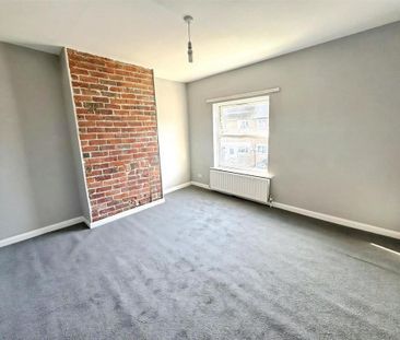 2 bedroom end of terrace house to rent - Photo 3