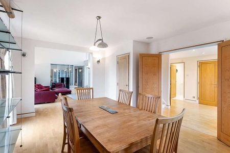 Spacious and bright split level top floor apartment in this riverside development in Greenwich. - Photo 4