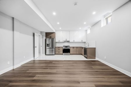 For Lease - 220 Winthrop Crescent, Vaughan, Ontario - Photo 3