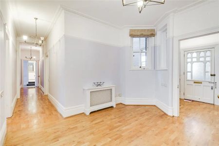 3 bedroom flat in East Heath Road - Photo 3