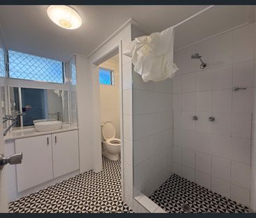 Modernised 2 Bedroom Unit – Pool & Great Location! - Photo 5