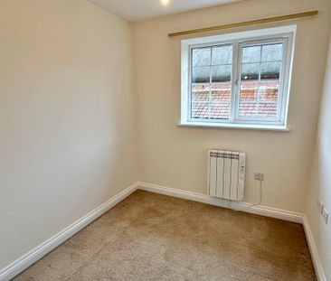 3 bedroom Attractive Three Bedroom Home to rent - Photo 5