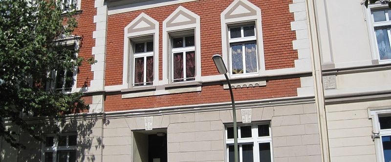 Geräumige Dachgeschosswohnung im ruhigen Haus mit Balkon - Photo 1