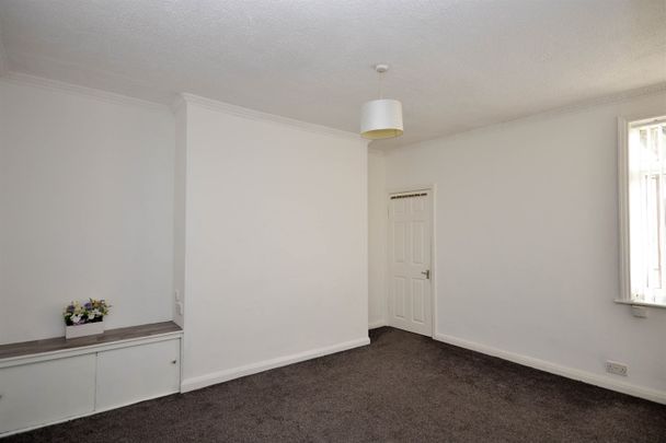 3 bed flat to rent in Dean Road, South Shields, NE33 - Photo 1
