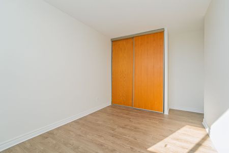 For Lease - 2000 Jasmine Crescent Unit# 415, Beacon Hill North - South and Area, Ontario - Photo 4