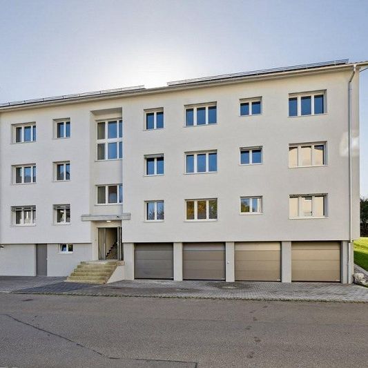 Top moderne Wohnung in ruhiger Lage mit grossem Balkon - Photo 1