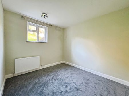 Undercliff Gardens, Leigh-On-Sea - Photo 2