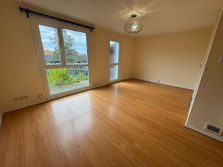 3 bedroom end of terrace house to rent - Photo 2