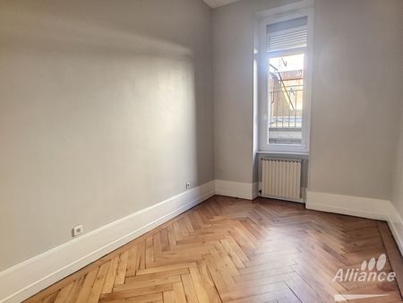 T4 RDC HAUSSMANNIEN 2 CHAMBRES RENOVE - Photo 4