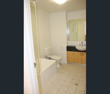 Fantastic sought after location, furnished apartment - Photo 4