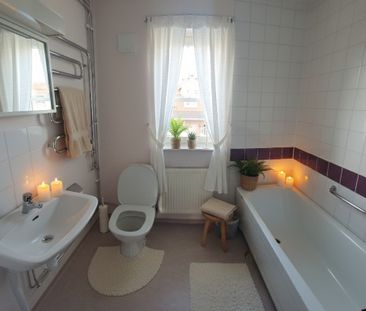 Mysig tvåa en trappa upp, med inglasad balkong - Foto 4