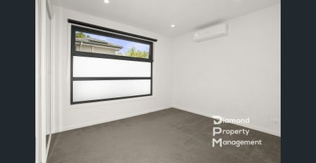 Luxurious Townhouse Living with Cutting-Edge Features - Photo 5