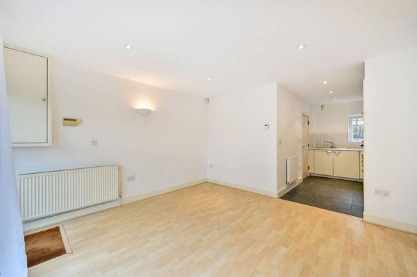 3 bedroom mews to rent - Photo 1