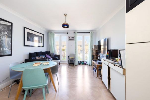 Fuller Close, E2 - Photo 1