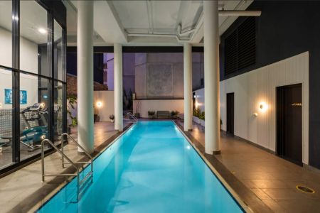 Inner-City Sub-Penthouse with Sweeping District Views - Photo 5