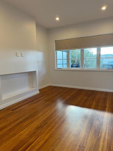 2 Bedroom in Greenlane - Photo 2