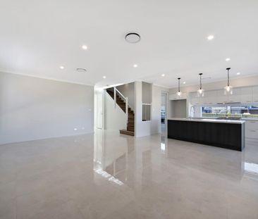 Large Bedroom five bedroom home in Leumeah - Photo 5