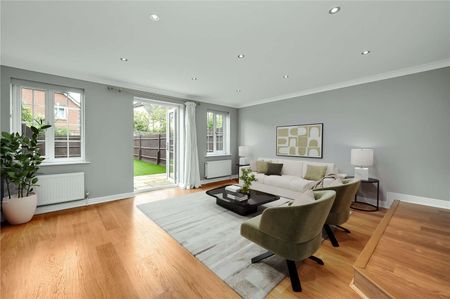 A very well presented family home within walking distance to Hinchley Wood, Village and mainline station. - Photo 5