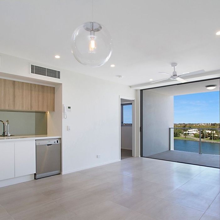 Stylish Top-Floor Apartment in Exclusive Anchorage Apartments - Photo 1