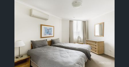 ENORMOUS CITY APARTMENT | Unfurnished - Photo 4