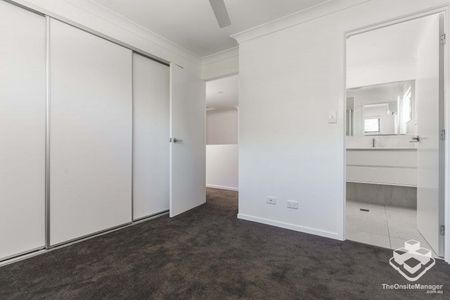 Near New 4 Bedroom Townhouse - Photo 5