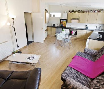 4 bedroom flat to rent - Photo 2