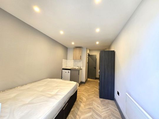 Dickens Avenue, Uxbridge - Photo 1