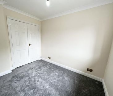 Lark Rise, Uttoxeter, Staffordshire ST14 8SZ - Photo 2