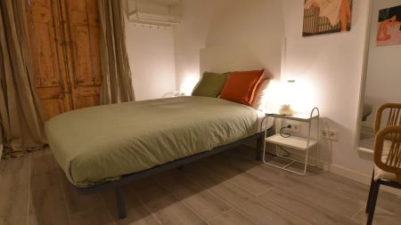 Room in a shared 14-bedroom apartment for rent in el Gòtic, professionals and students. - Photo 3
