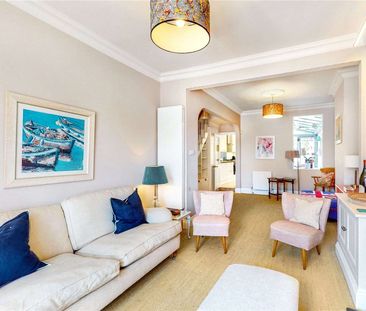 SHORT LET - A superb four bedroom house located in the sought after... - Photo 2