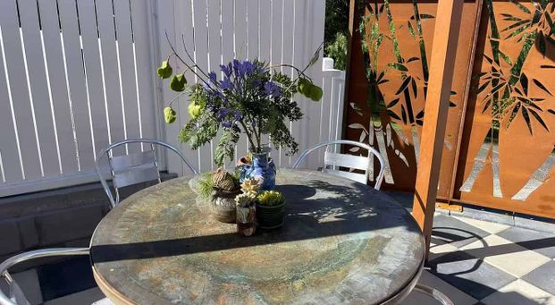 Quiet, Sun-Drenched Upstairs Retreat in Remuera - Photo 1