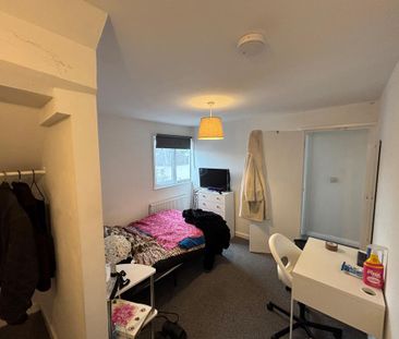 1 bedroom in a house share to rent - Photo 2
