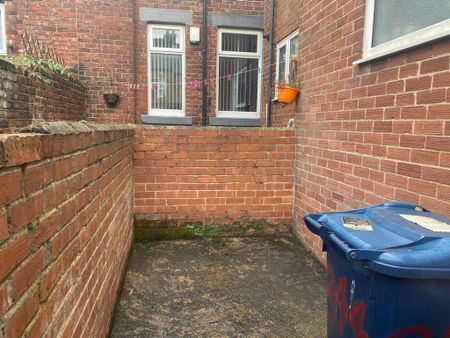 3 bedroom flat to rent - Photo 3