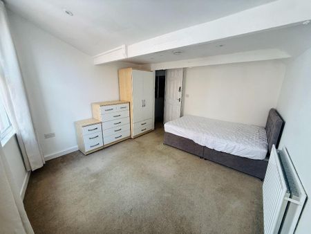 1 bedroom in a house share to rent - Photo 3