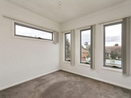 Perfect Townhouse! - Photo 2