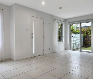 VIBRANT TOWNHOUSE ON THE CUSP OF THE CITY - Photo 2