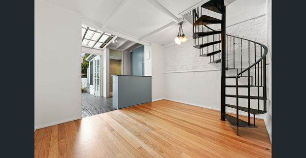 Stunning Sandstone Cottage in Peaceful Central Location - Photo 1