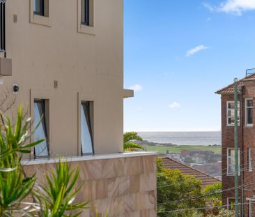 Sun-Filled Art Deco Apartment with a Tranquil Private Outlook - Photo 1