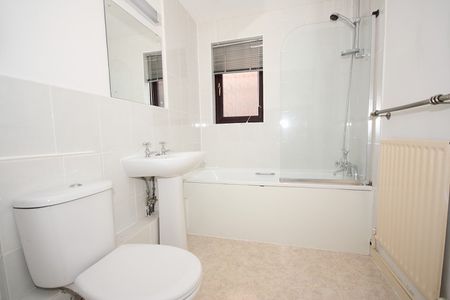 Oriental Road, Woking - Photo 3