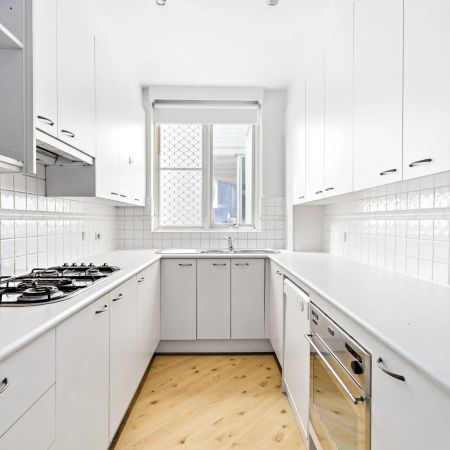 Large apartment in great location with privacy and security. - Photo 3