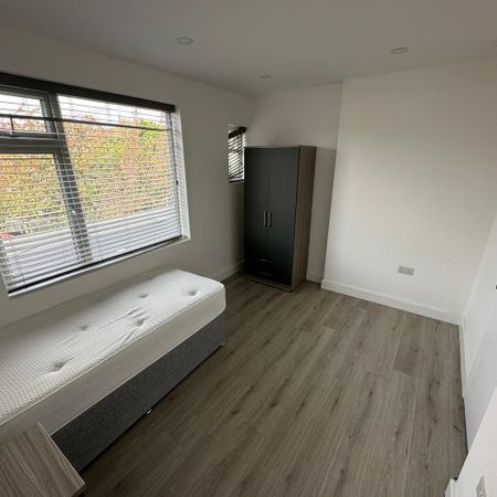 Studio Flat, Edgehill Road, CR4 - Photo 3