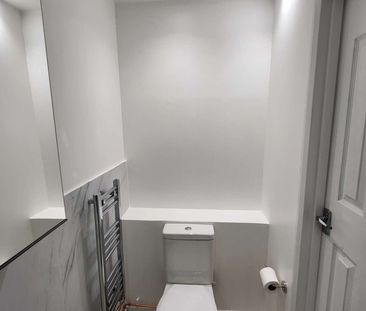 Gorgeous fully ensuite rooms in cute 4 bed town house - Photo 2