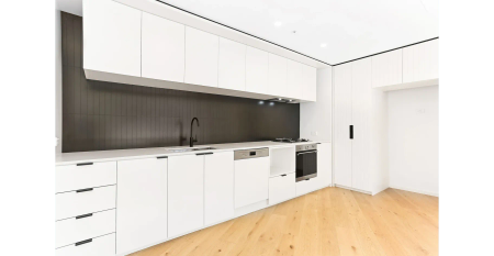 Spacious Two-Bedroom Apartment with Large Private Courtyard - Photo 3