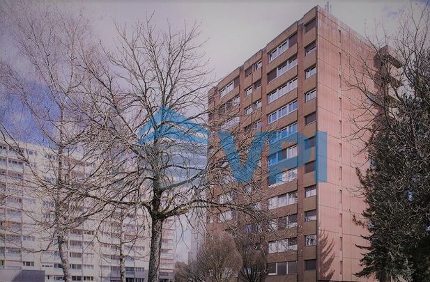 Bright 4-room apartment on 4th floor with balcony and parking in Meyrin - Photo 1